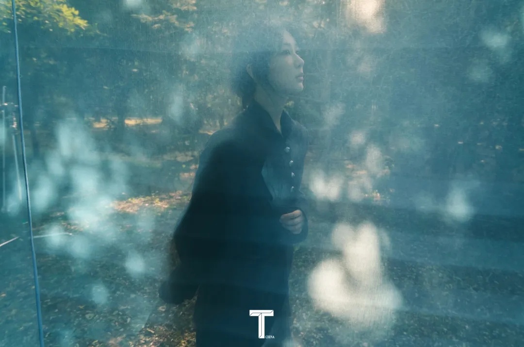 杨紫  感知明暗的流转与交织/芒果娱乐