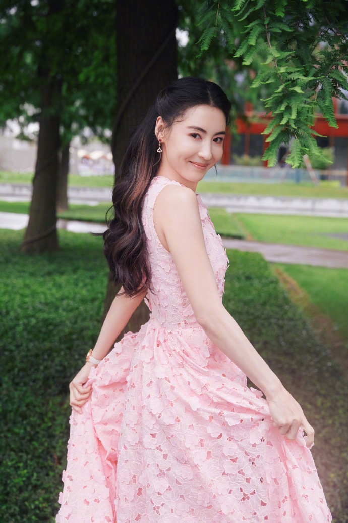 张柏芝受邀出席DV 2024春夏大秀/芒果娱乐